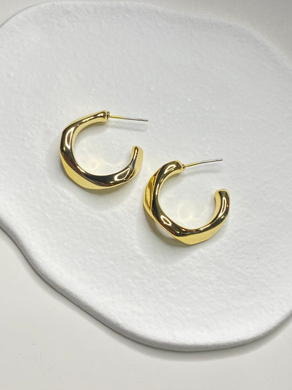 Gold Twirl Ear-studs